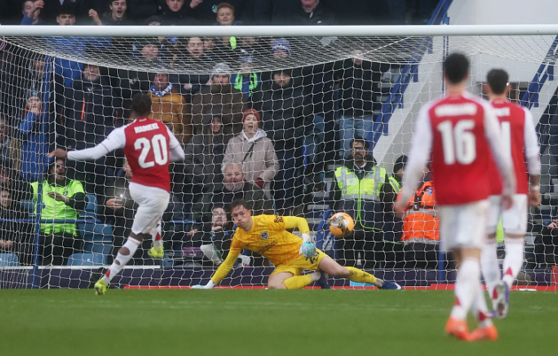 Madueke lỡ hẹn trên chấm 11m, Arsenal không còn toàn thắng phạt đền