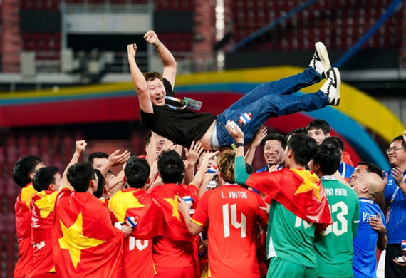 ‘Bàn tay ghế dự bị’ của HLV Kim Sang-sik nguy hiểm ra sao?